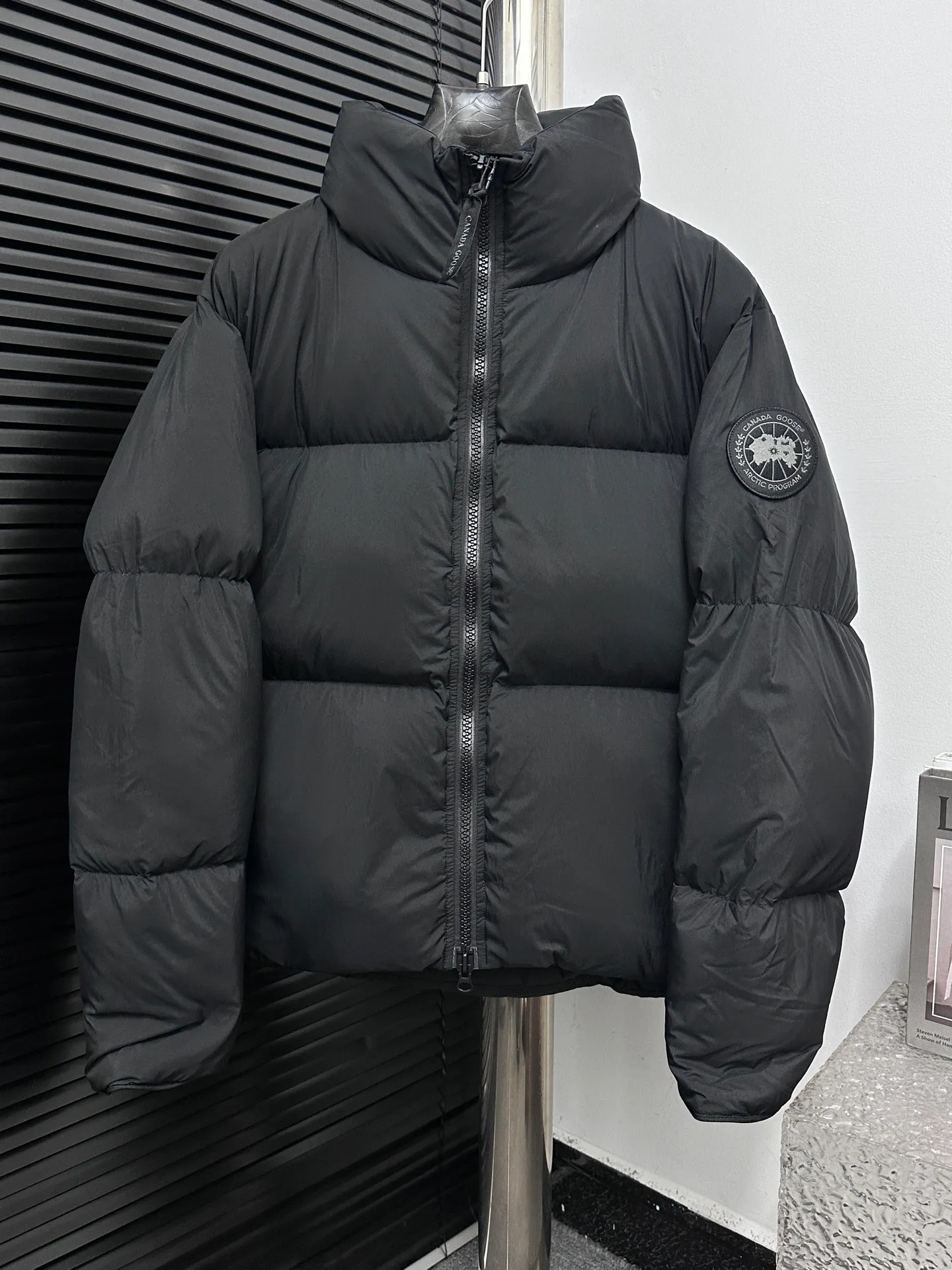 P840 【Canada gooes】Large Goose Sleeve Stand Collar Down Jacket Lawrence down jacket provides basic protection for daily adventures. Delicately soft fabric, this is a water-repellent fabric that is soft to the touch yet durable. Filled with extremely fluffy white duck down. This piece has a quilted body and structured down. Padded collar and reflective double-stripe grip tape. Extended hem and tucked-in inner rib-knit cuffs. Size: XS-2XL